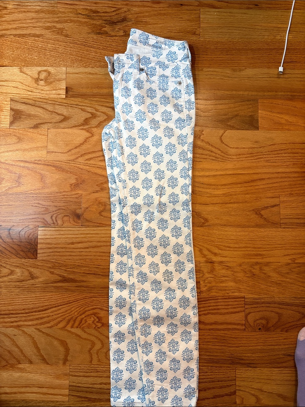 Vineyard Vines White Skinny Jeans with Blue Print